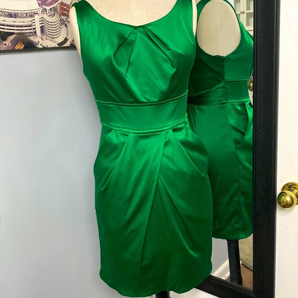 VINTAGE GREEN SILKY WRIGGLE DRESS FOR HOLIDAY PARTY SIZE 6 - Picture 1 of 11